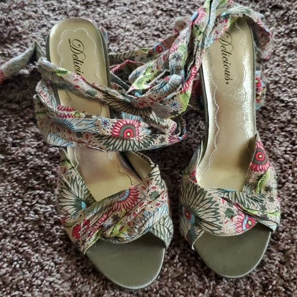 Delicious floral tie up heels - Picture 2 of 7